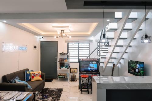 sala de estar con sofá y TV en Hideout Airbnb, en Pandi