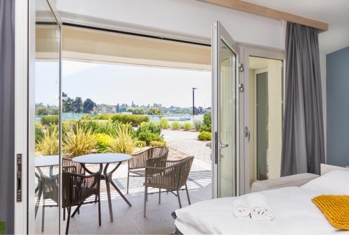 En eller flere senge i et værelse på Apartment Azur with Sea View