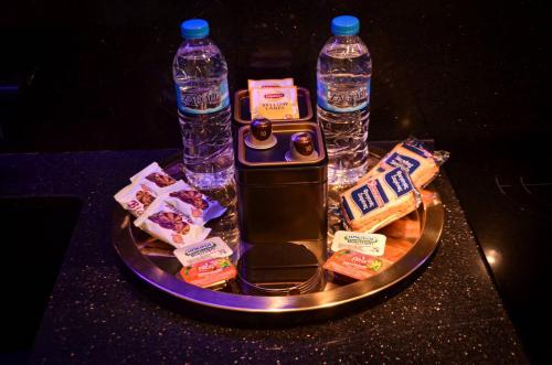 - une table avec 2 bouteilles d'eau et un téléphone portable dans l'établissement Galaxyhome, à Athènes