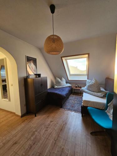 uma sala de estar com um sofá e uma cadeira em StayInn Delitzsch Apartment für bis zu 6 Personen em Delitzsch