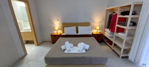 リジアにあるAvista apartmentsのベッドルーム1室(ベッド1台、タオル2枚付)