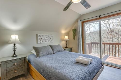 - une chambre avec un lit et une grande fenêtre dans l'établissement Bushkill Vacation Rental with Community Amenities!, à Bushkill