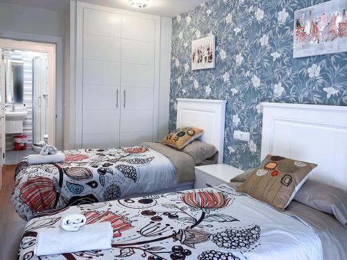 Ένα ή περισσότερα κρεβάτια σε δωμάτιο στο APARTAMENTOS LONCHO CEE
