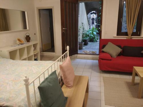 um quarto com uma cama e uma sala de estar com um sofá em Anna's Home * em Campione dʼItalia