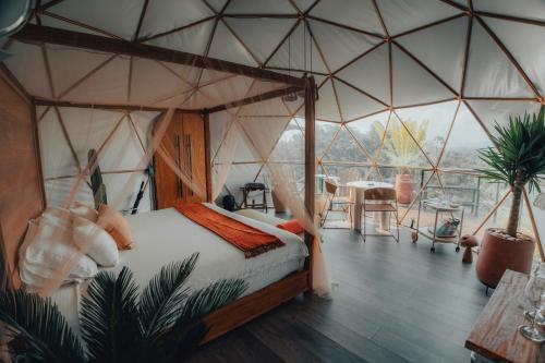 una camera con un letto in una yurta di Bosko a Guatapé