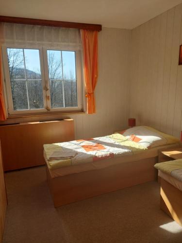 Bystřice pod LopeníkemにあるMonte Lopeのベッドルーム1室(ベッド2台、窓付)