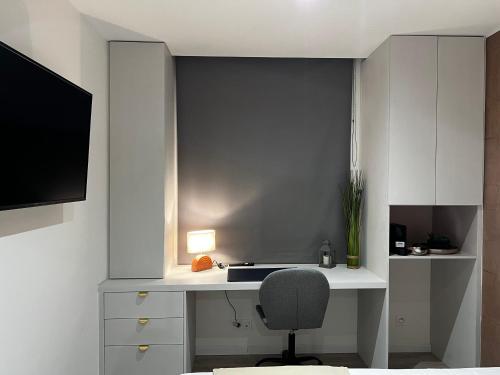 TV a/nebo společenská místnost v ubytování Chambre Terra Cota en colocation