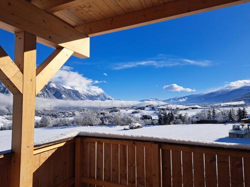 アパートメントから撮影された、または一般的な山の景色
