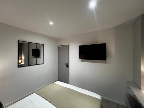 TV a/nebo společenská místnost v ubytování Chambre Terra Cota en colocation