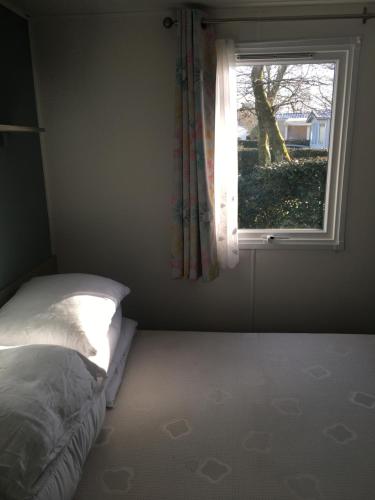 ポン・タヴェンにあるdomaine de Kerlannのベッドルーム(ベッド1台、窓付)