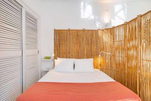 a bedroom with a bed with a wooden head board at Arribas Studio in Albufeira