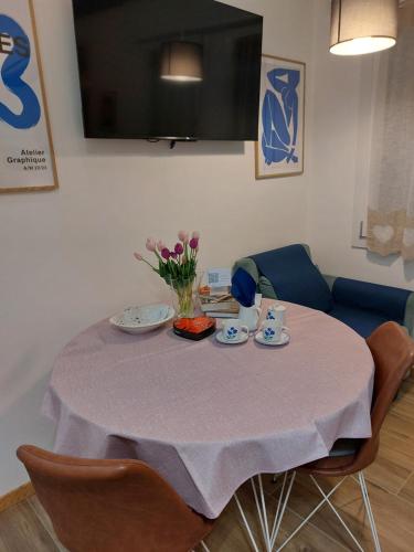TV a/nebo společenská místnost v ubytování In Blu Santo Ospedale