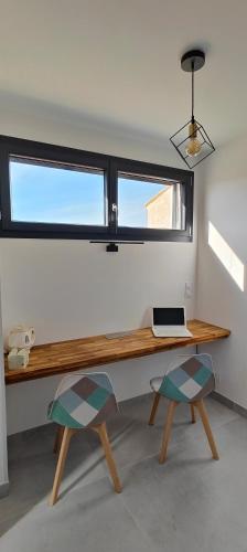- un bureau en bois avec un ordinateur portable dans la chambre dans l'établissement Chambre entre mer et montagne, à Cazouls-lès-Béziers