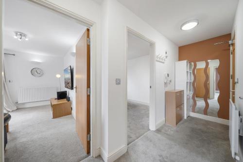 een hal met een deur naar een kamer met kleedkamers bij Modern 2 bed 2 bath with Balcony in Rayners lane Pinner Harrow near Wembley Greater London in Pinner