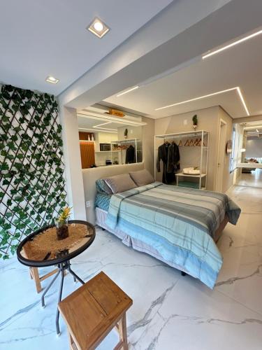 1 dormitorio con 1 cama y 1 mesa en B/F Studio 704, en São Paulo