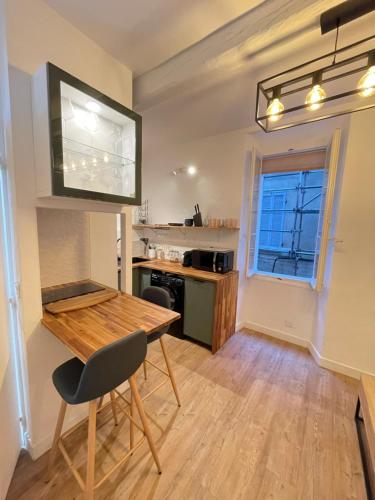 eine Küche mit einem Holztisch und einem Esszimmer in der Unterkunft Location appartement La Ciotat in La Ciotat