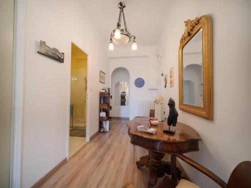 een woonkamer met een spiegel en een houten tafel bij Appartement tout équipé avec terrasse au cœur de Marseille in Marseille