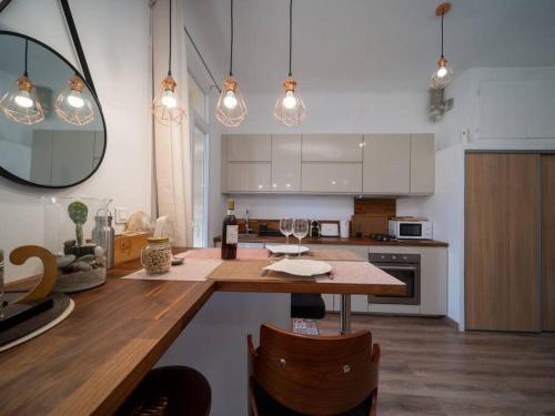 une cuisine avec une table et quelques lumières. dans l'établissement Appartement tout équipé avec terrasse au cœur de Marseille, à Marseille
