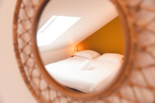 un reflet miroir d'un lit dans une pièce dans l'établissement Le Prévert, T3 en centre ville, à Tours