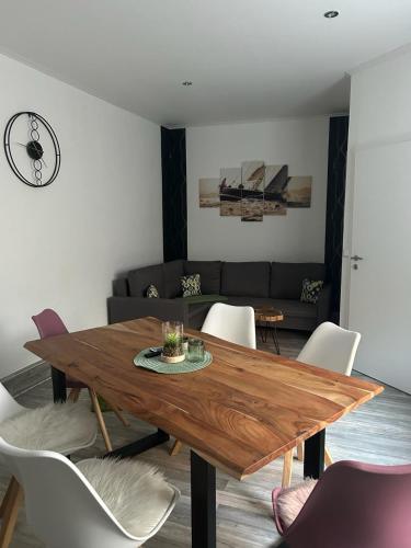 - une salle à manger avec une table et des chaises en bois dans l'établissement FeWo Akri, à Ribnitz-Damgarten
