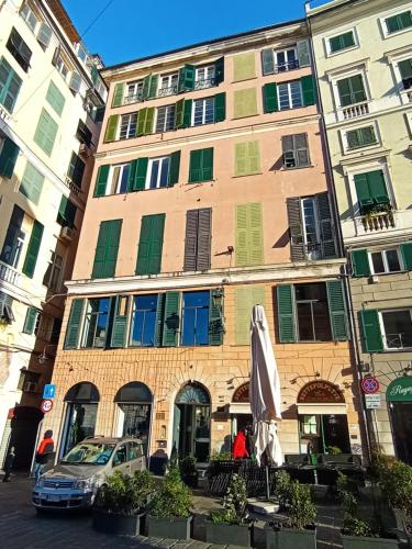 un bâtiment avec un parasol devant lui dans l'établissement Raibetta Apartment, à Gênes