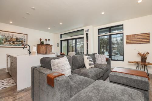 Ruang duduk di Après Shores Condo: Upscale Riverfront Retreat