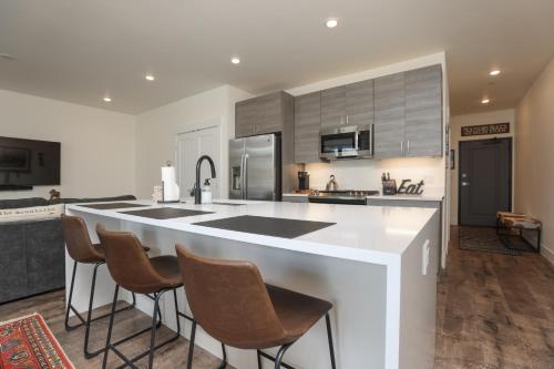 Dapur atau dapur kecil di Après Shores Condo: Upscale Riverfront Retreat