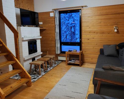 TV a/nebo společenská místnost v ubytování Mäntymajat