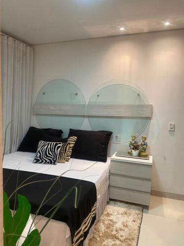 a bedroom with a bed with a large mirror at Alugo flat suítes mobiliado com área de lazer in Araguaína