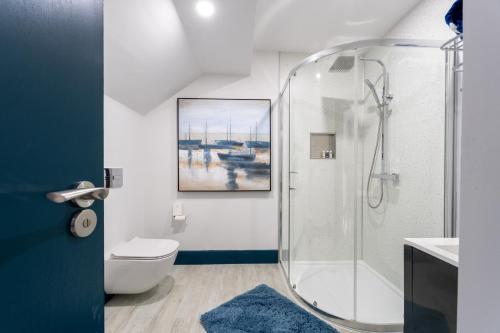 uma casa de banho com um chuveiro e um WC. em Market Square Apartments Bushmills em Bushmills