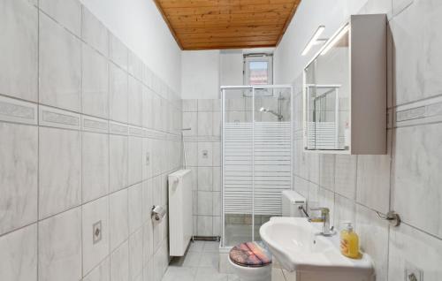 a white bathroom with a sink and a toilet at Apartment im Pfaffenwinkel Nähe Alpen und München in Peiting