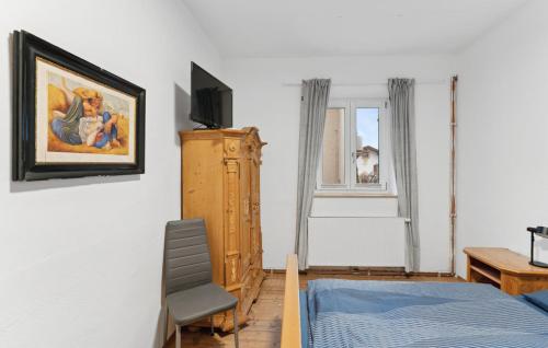 Dormitorio con cama, escritorio y TV en Apartment im Pfaffenwinkel Nähe Alpen und München en Peiting