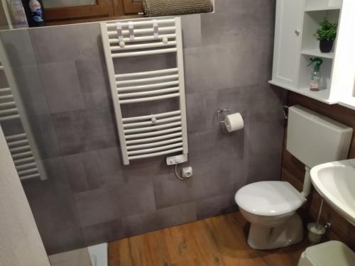 オルフェにあるTerrace Apartmentsの小さなバスルーム(トイレ、シンク付)