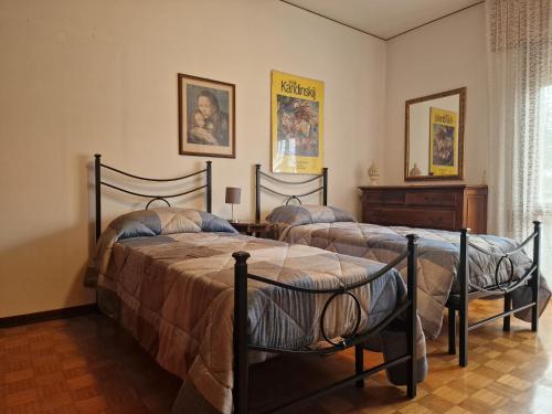 two twin beds in a room with at Kate's house in Padova