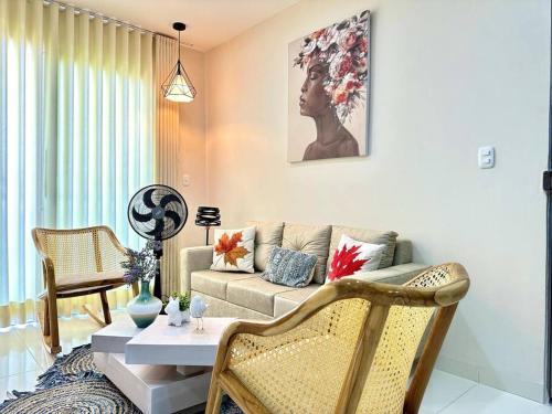 a living room with a couch and a table at Moderno e Iluminado Apartamento in Sincelejo
