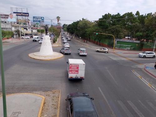 - une vue aérienne sur une rue animée de la ville avec des voitures dans l'établissement Hab privada entrada independiente, à Tuxtla Gutiérrez