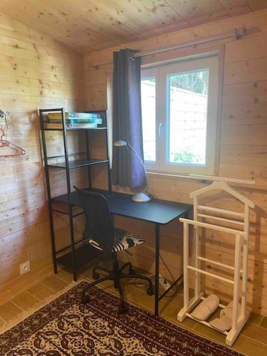 un bureau dans une pièce avec une fenêtre et une chaise dans l'établissement Houdarling Chalet et spa hammam jacuzzi et sauna, à Nîmes