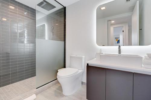 uma casa de banho com um WC, um lavatório e um espelho. em 227-2105GV DOWNTOWN MIAMI 1 BEDROOM CONDO em Miami