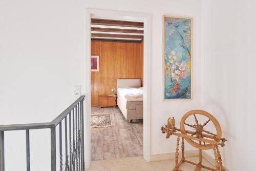 a hallway with a door to a bedroom with a bed at Casa Bubeck in Cavagnago