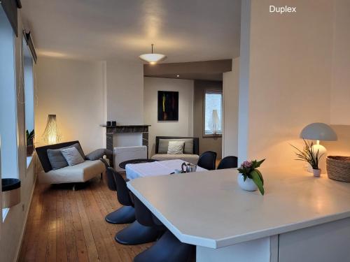 a kitchen and living room with a table and chairs at Duplex Apartment in Varsenare