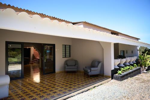 una casa con due sedie e un patio di HOTEL LOZETA a Carmen de Viboral