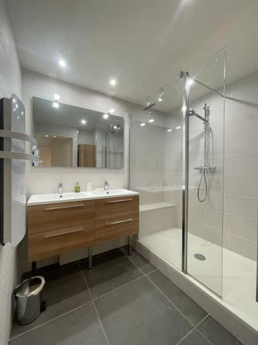 une salle de bain avec une douche, un lavabo et une baignoire dans l'établissement Le Romarin - Clim - Vue mer et Jardin - 3 Chbres, à Cassis