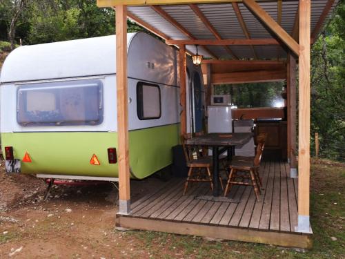 Photo de la galerie de l'établissement Caravane en pleine nature, à Saint-Étienne-de-Chomeil