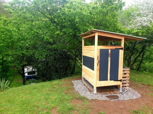 Photo de la galerie de l'établissement Caravane en pleine nature, à Saint-Étienne-de-Chomeil
