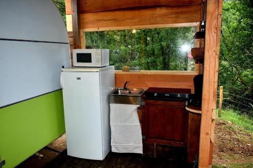 Photo de la galerie de l'établissement Caravane en pleine nature, à Saint-Étienne-de-Chomeil