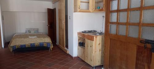 um quarto com uma cama e um fogão em Casa bella vista em Bogotá