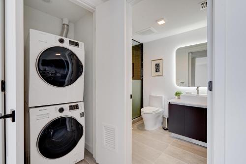 lavadero con lavadora y secadora junto a un baño en 227-2903DC DOWNTOWN MIAMI 1 BEDROOM CONDO, en Miami