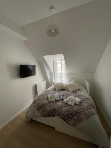 une chambre avec un lit dans un grenier dans l'établissement Studio Rive Gauche, à Dinan