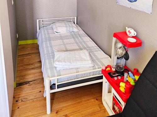 Litera pequeña para niños en una habitación en maison a côté du port et du centre, en La Turballe