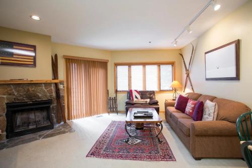 ein Wohnzimmer mit einem Sofa und einem Kamin in der Unterkunft Deer Valley's Signature Collection in Park City